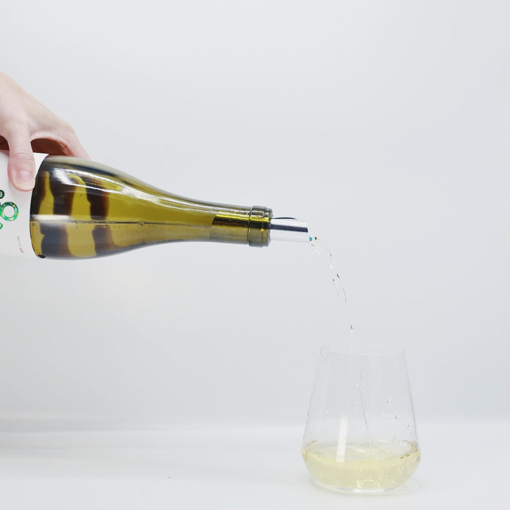 Bodegas Frontonio Botijo Blanco Garnacha Blanco White Wine Pouring into glass